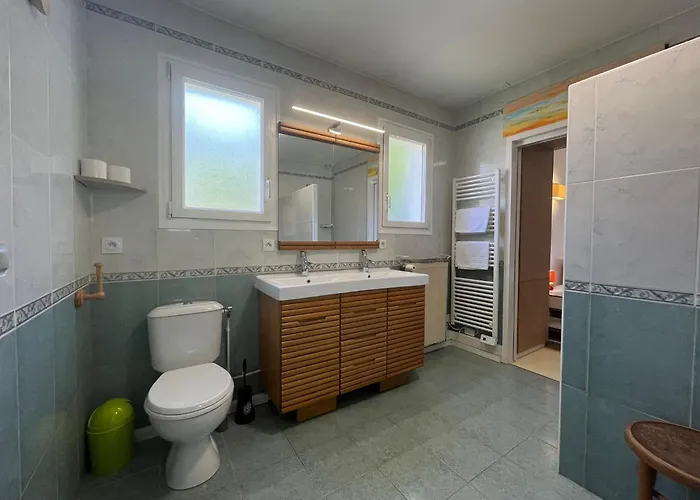 Belle Villa Avec Jacuzzi, Parking, Climatisation, Jardin, Calme Nyaraló